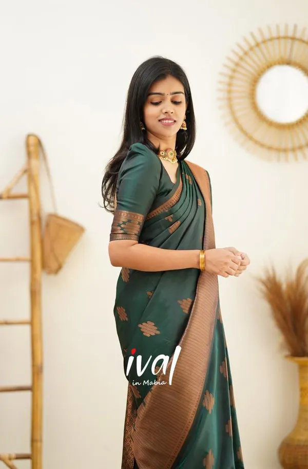 Dark_Green_Woven_Kanjivaram_Silk_Saree_with_Saree_Cover